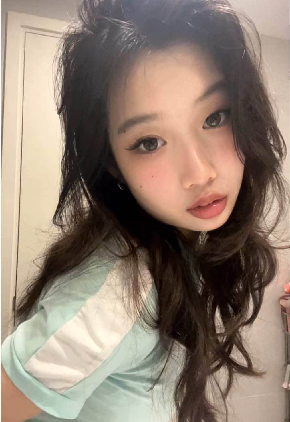 @由由