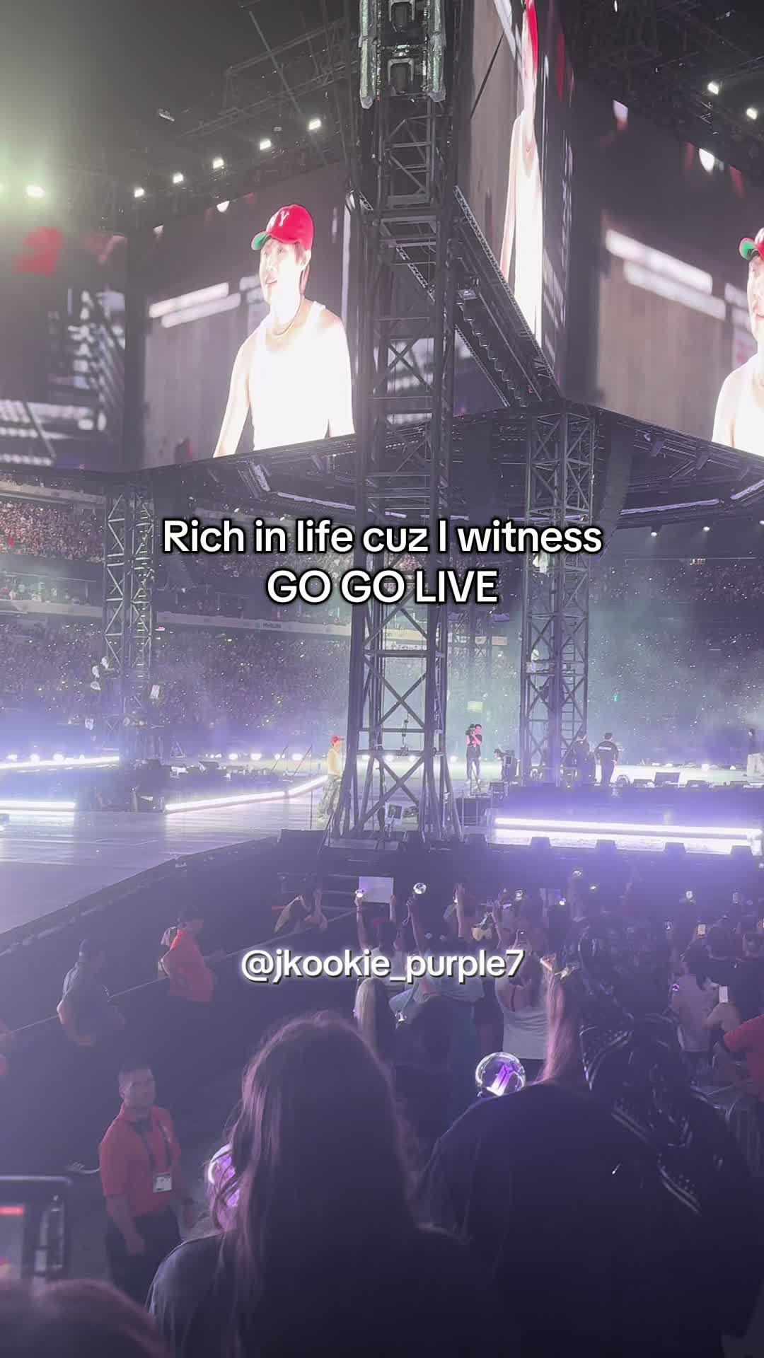 @moonchild⁷ i hi5 Jin😭💜