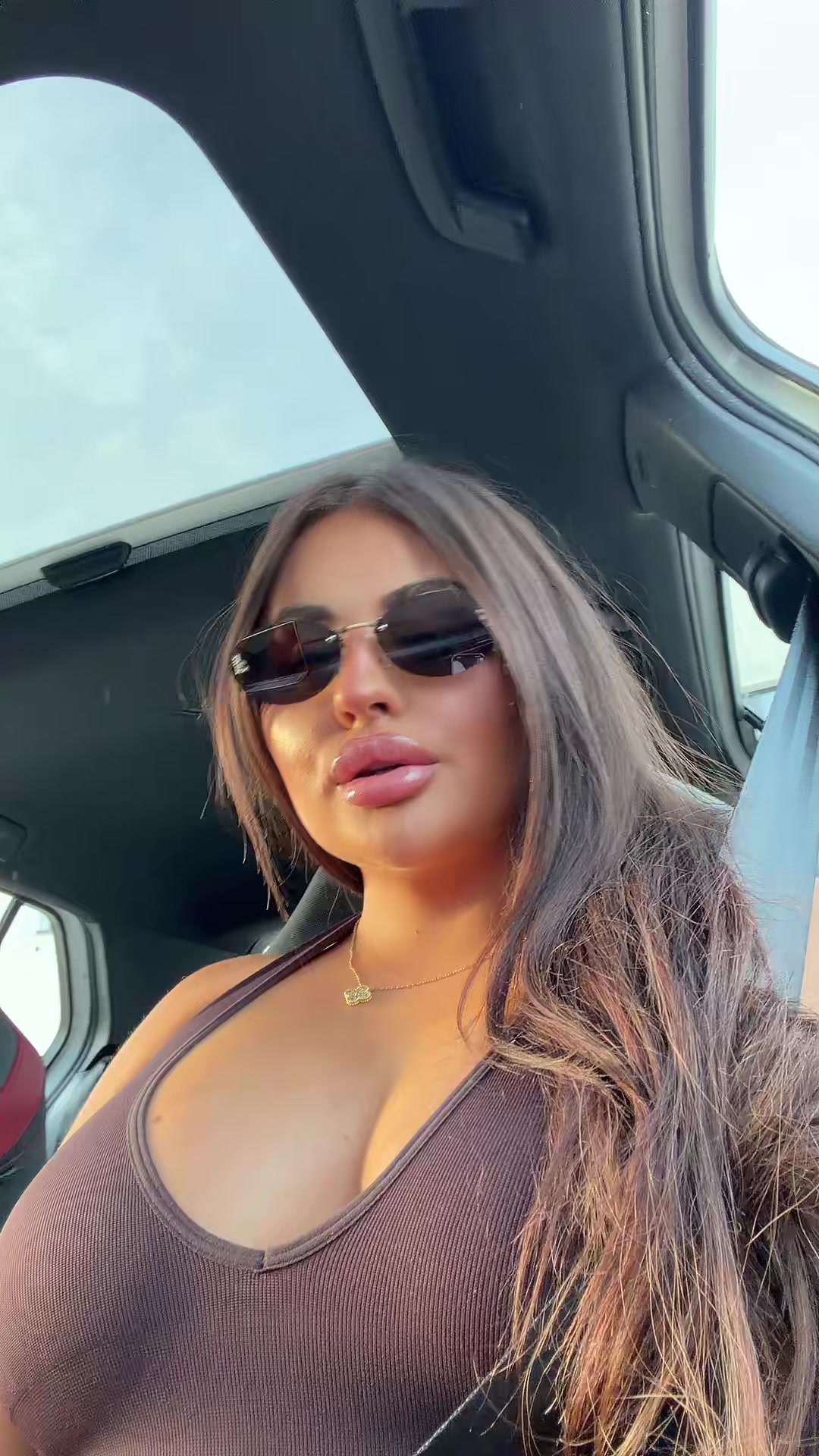 @𝐎 𝐥 𝐢 𝐯 𝐢 𝐚