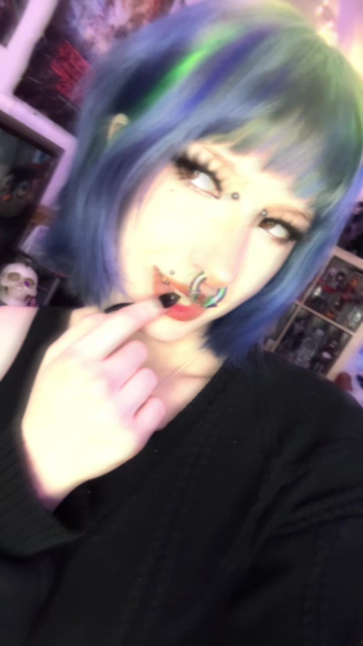 @naiv poop