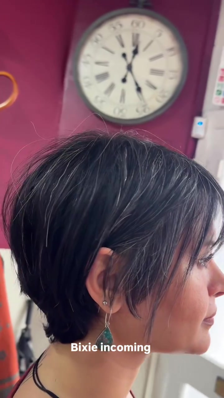 @Short Hair Cutting Specialist