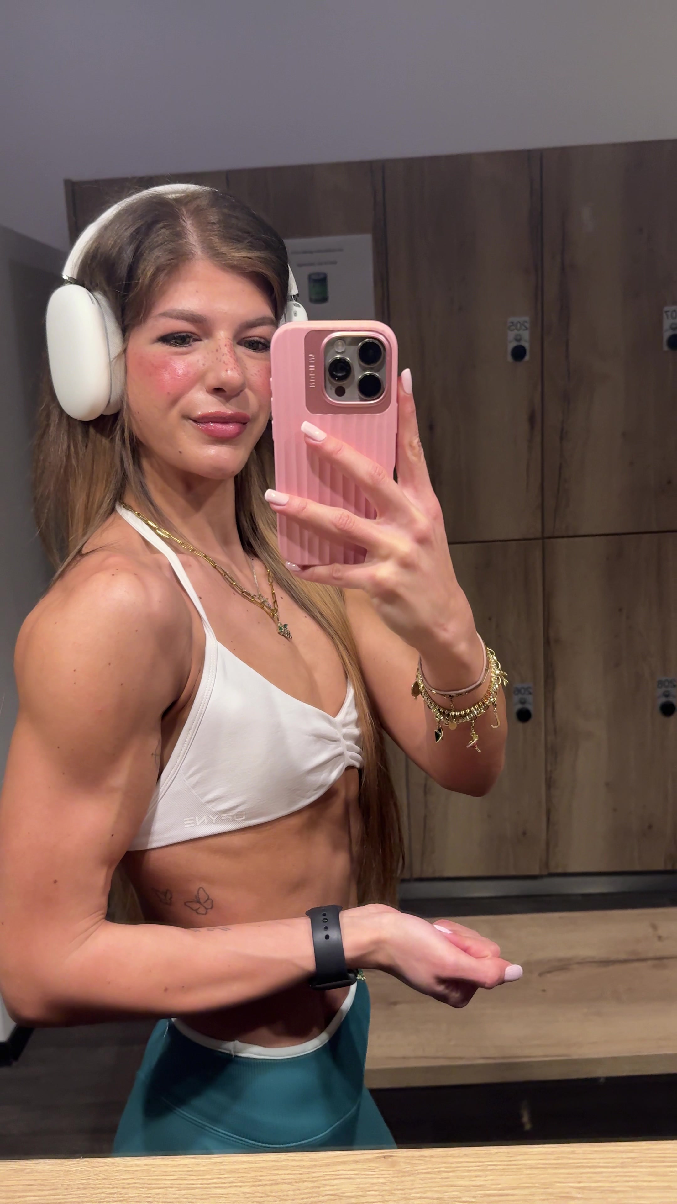 @Julia 🥥 npc bikini athlete