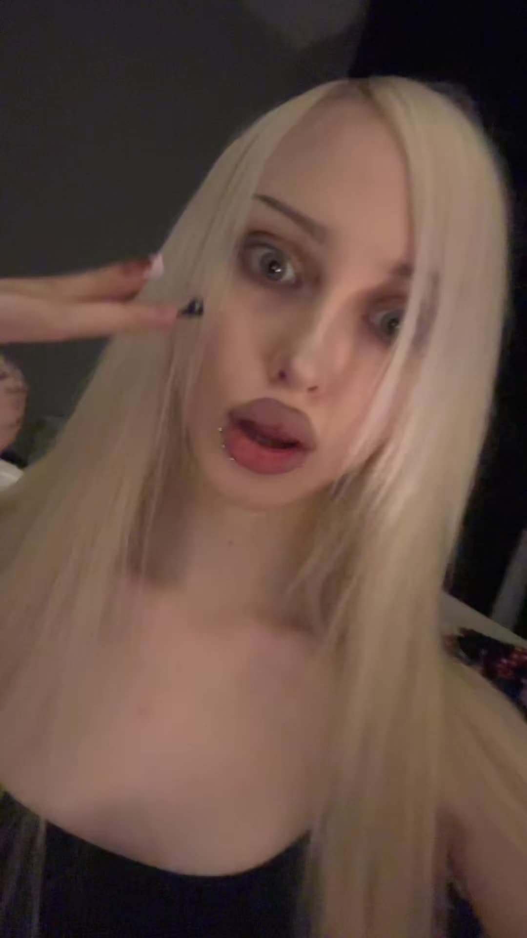 @🙎🏼&zwj;♀️