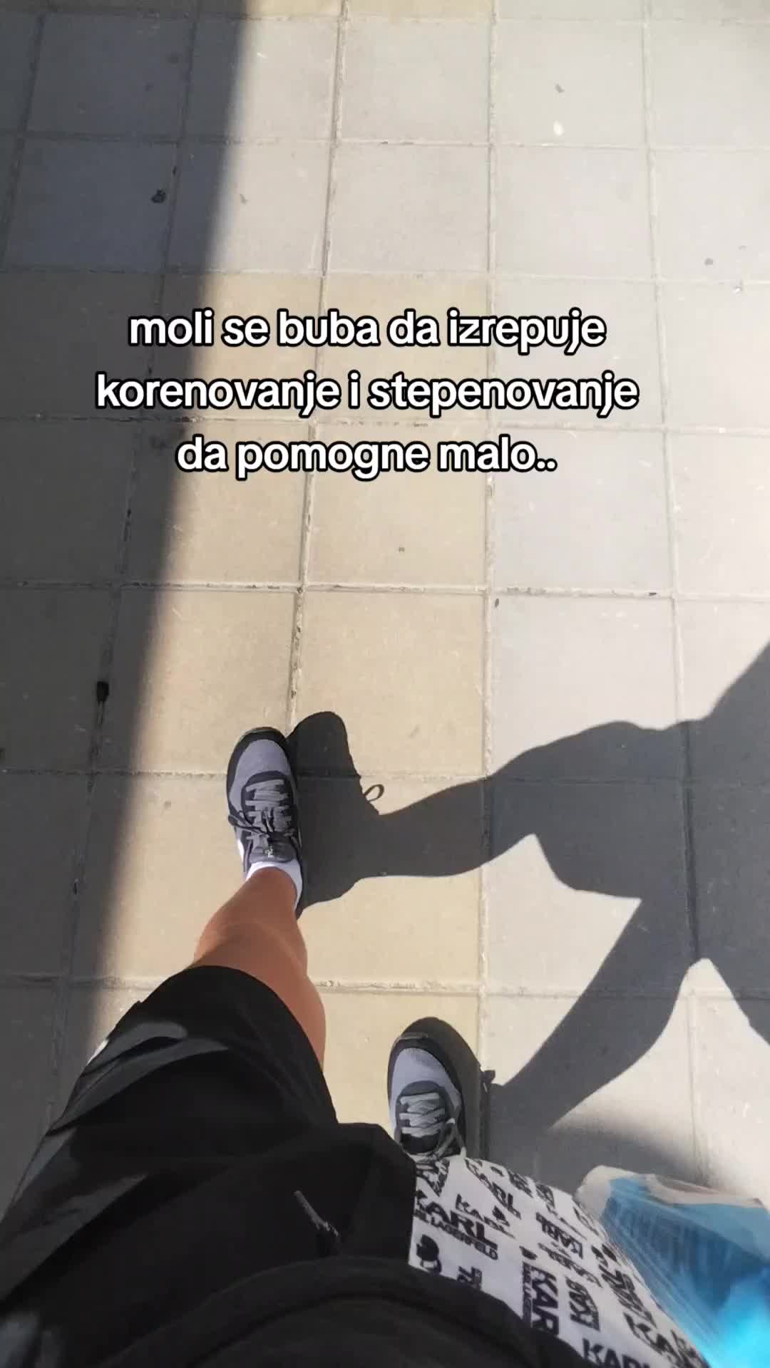 @🦍