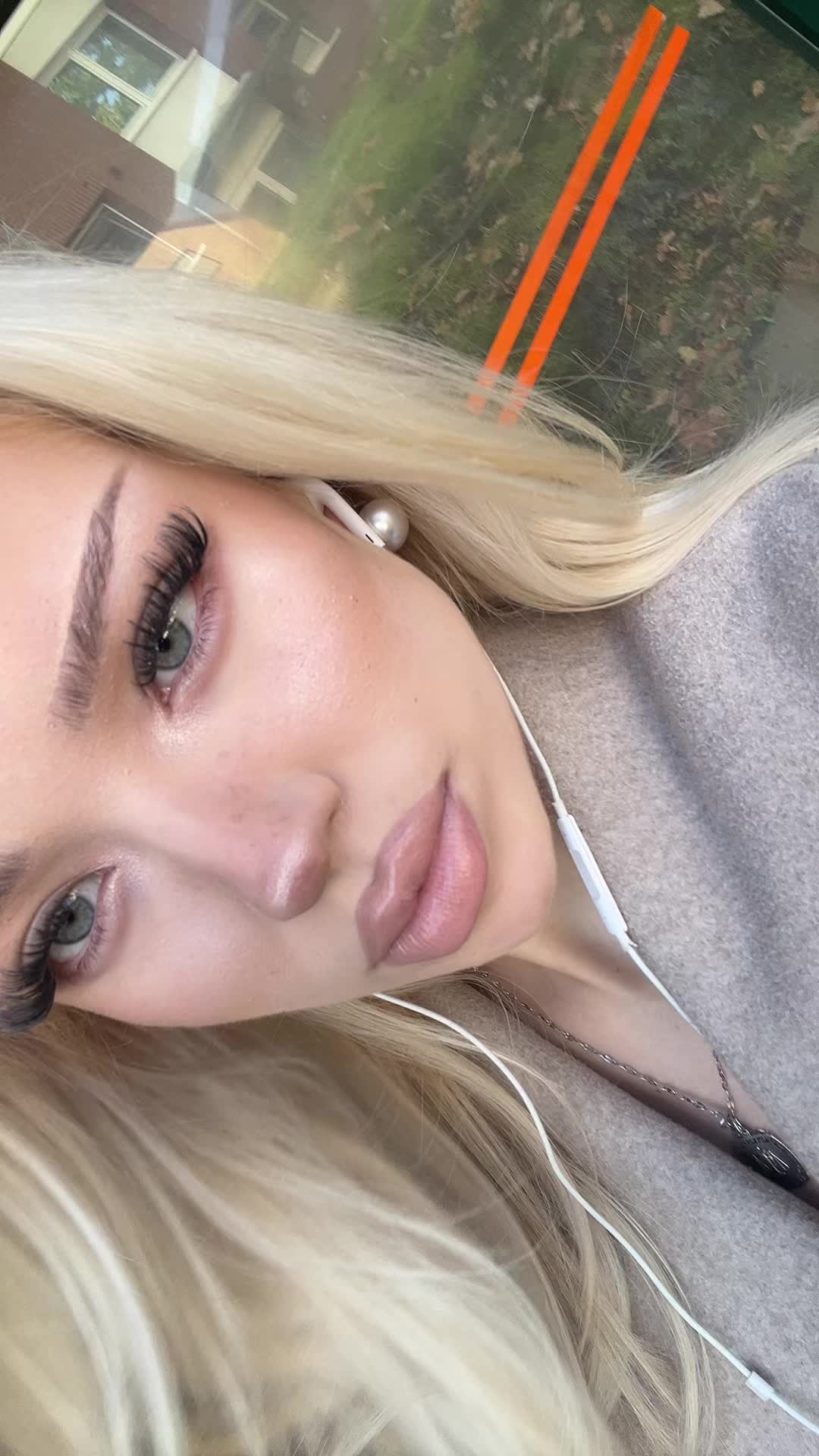 @аня