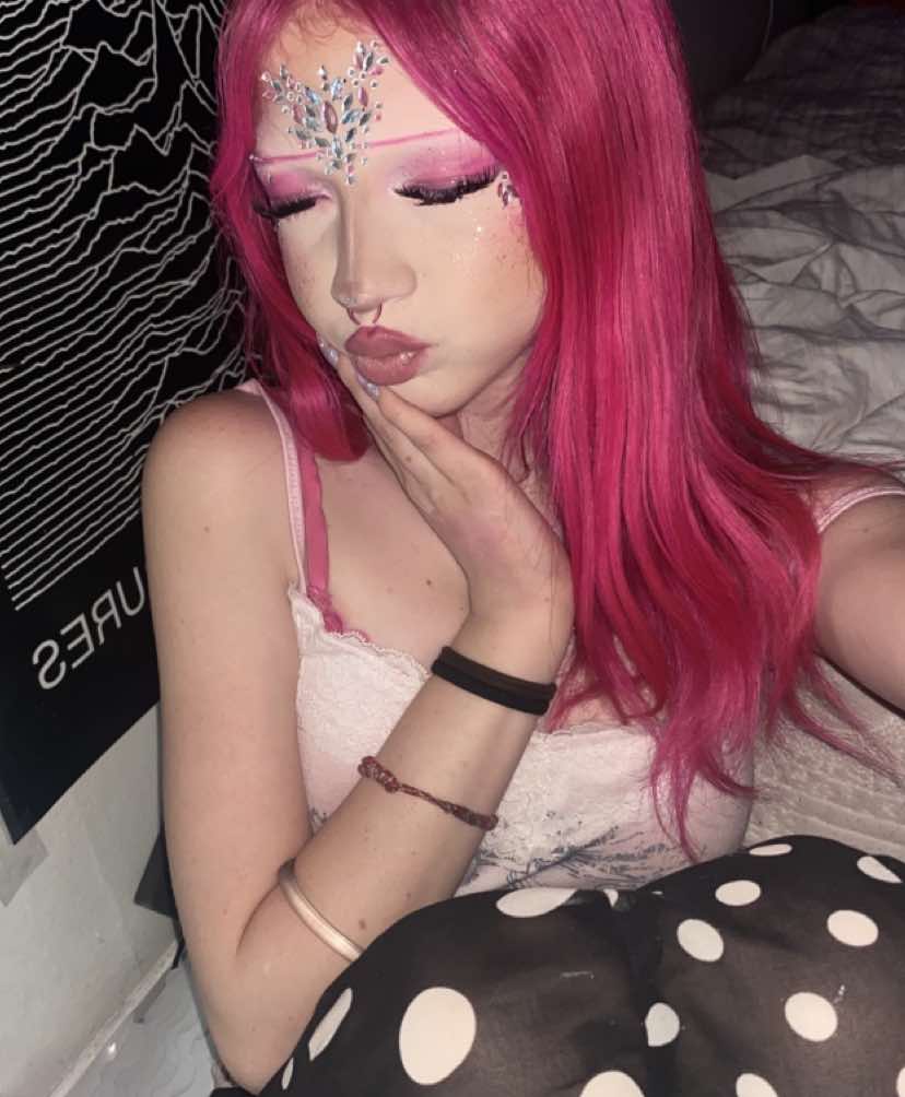@iloveadriannelenker_