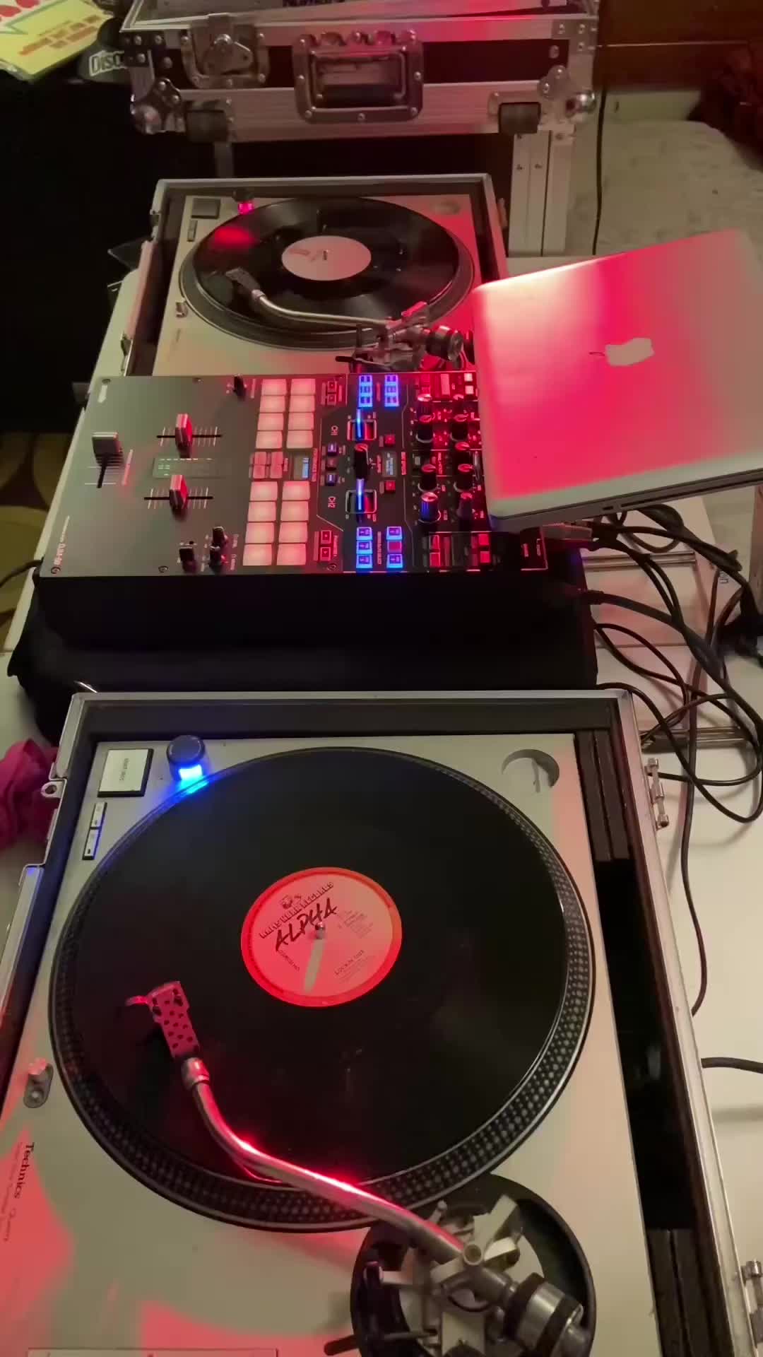 @DJ  V