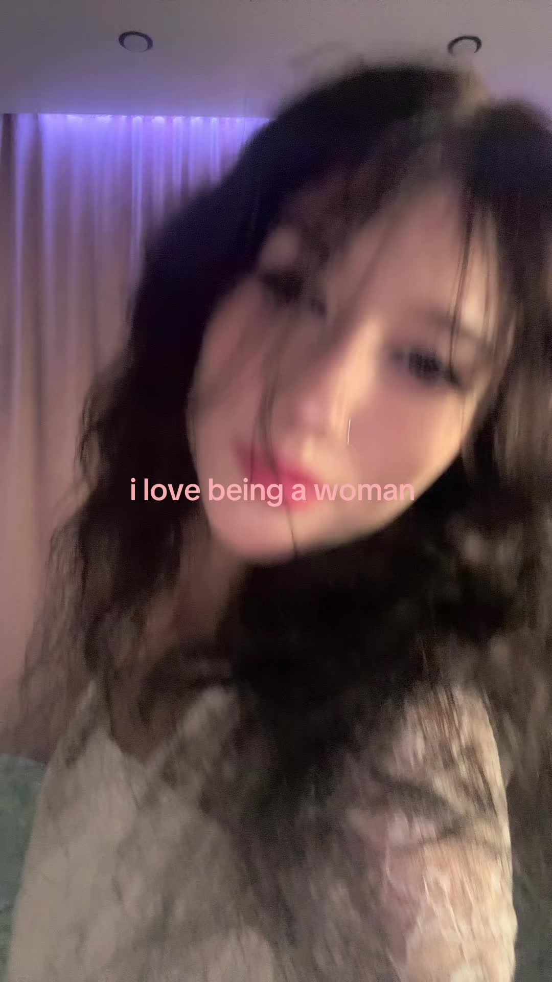 @^_<