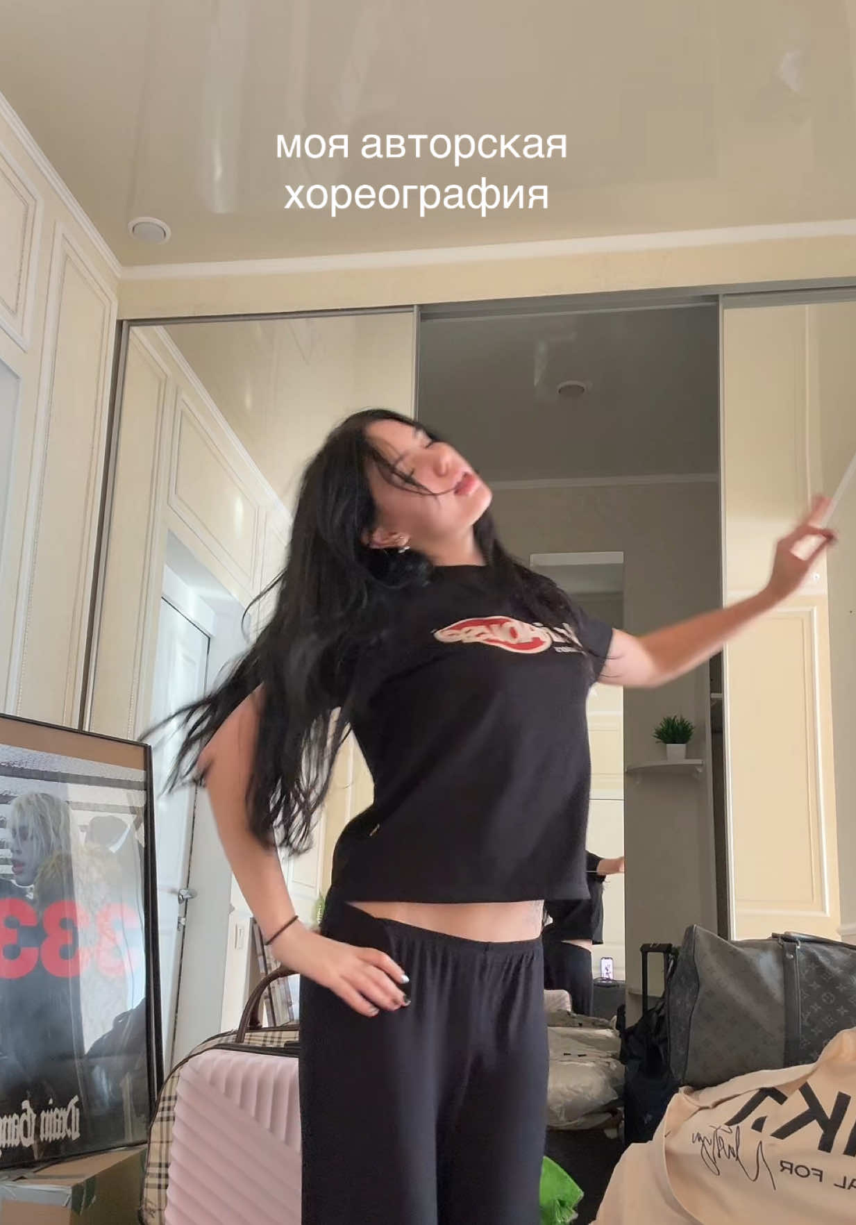 @<4