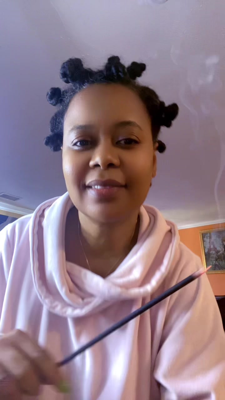 @Sabine_the_freebee. 🐝🌒🌔🕯️