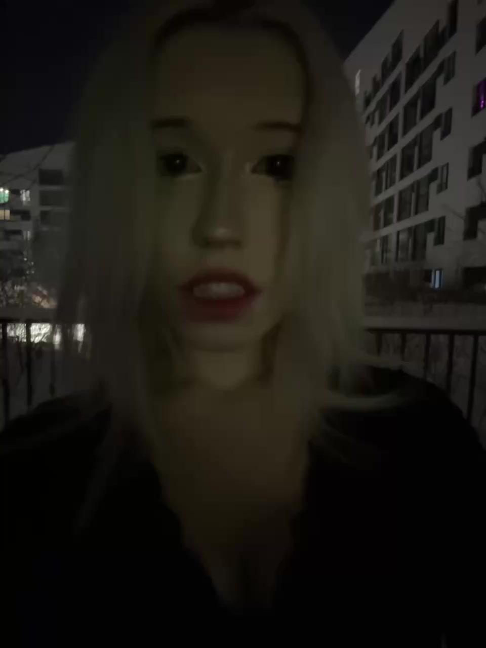 @)