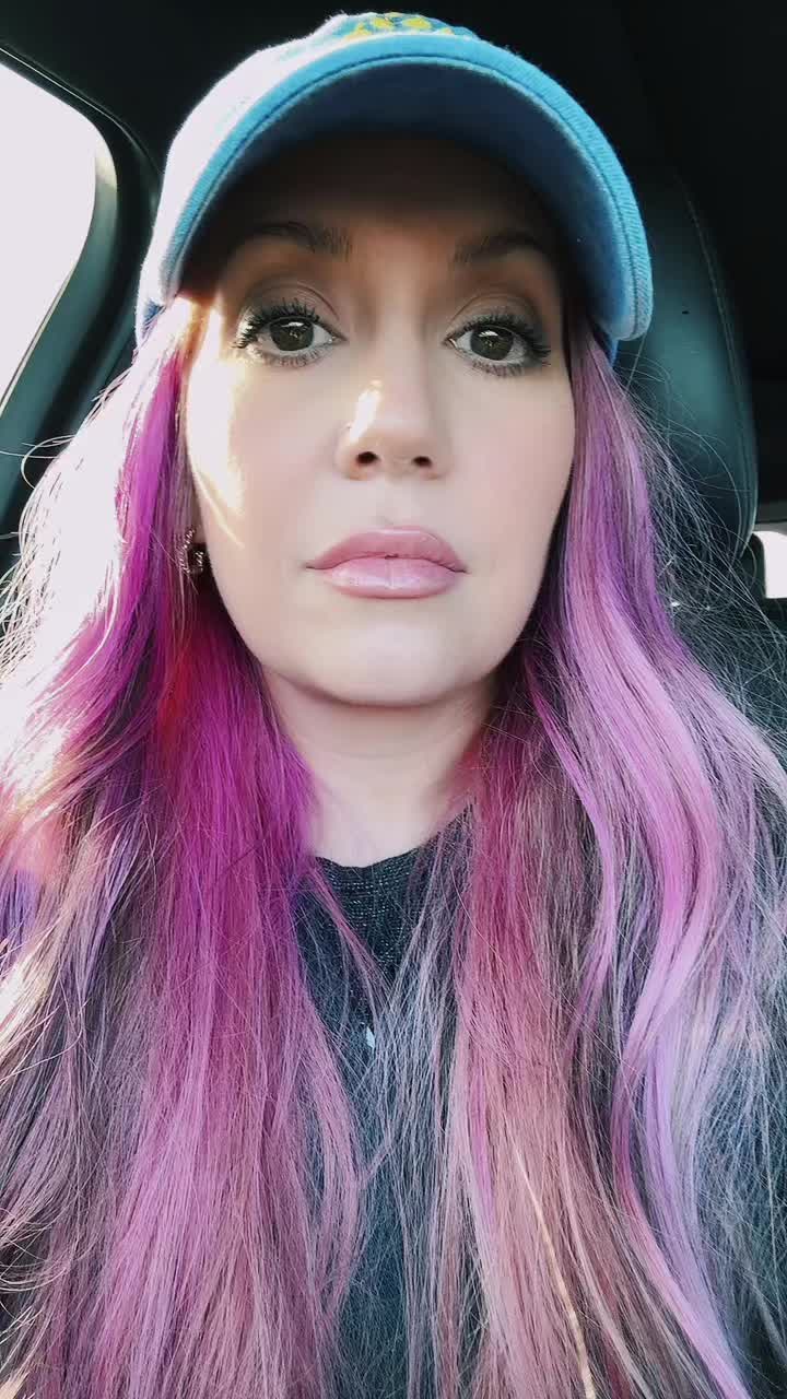 @lindsaalou