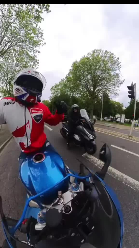 @LE MOTARD DANSANT