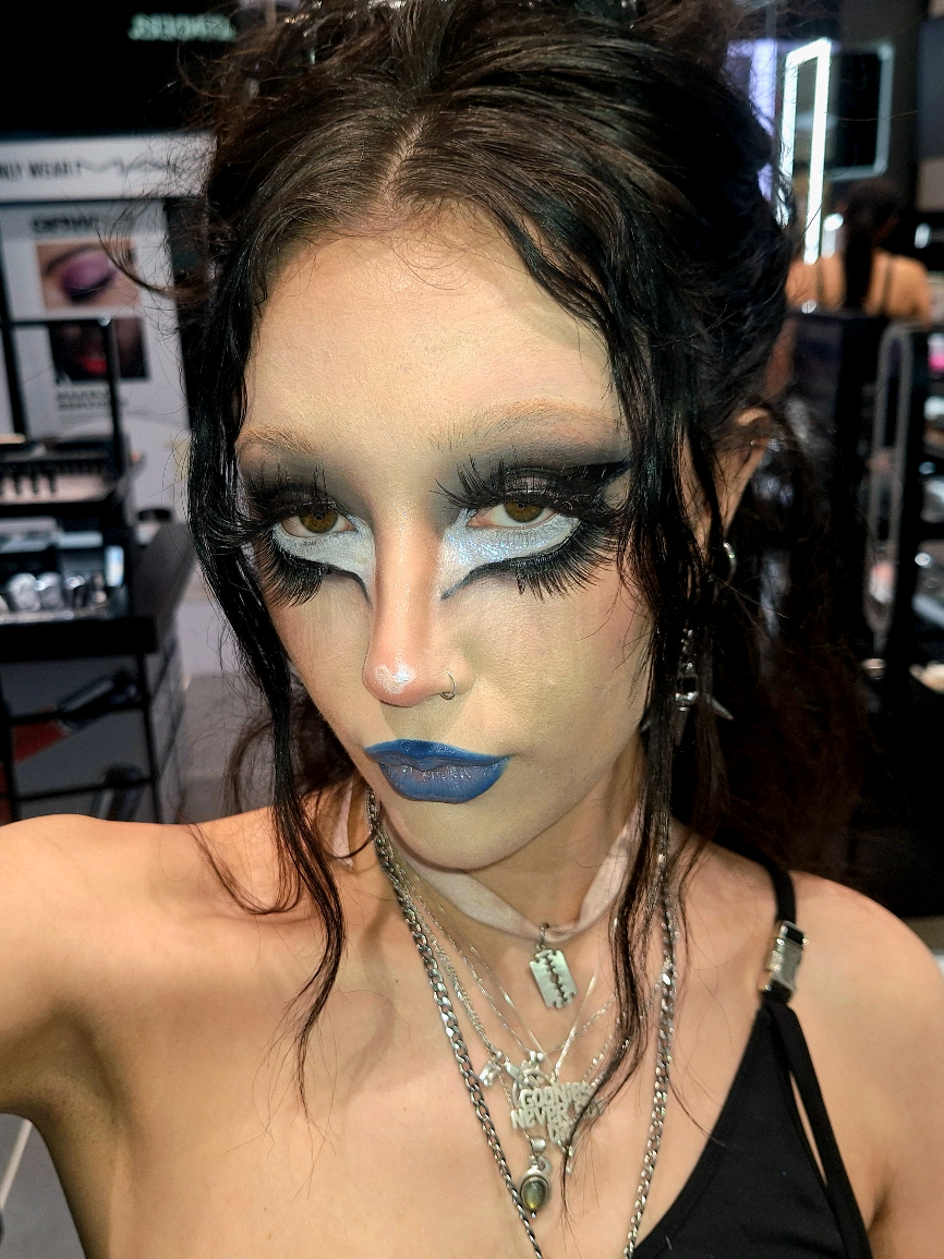 @makeupbyella
