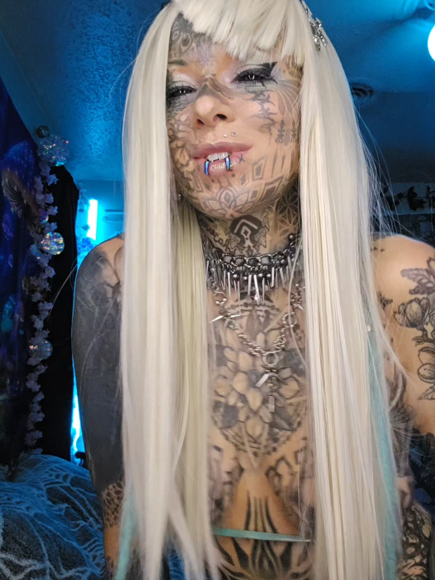 @𝔳𝔦𝔭𝔢𝔯𝔨𝔦𝔱𝔱𝔶𝔤𝔬𝔯𝔢