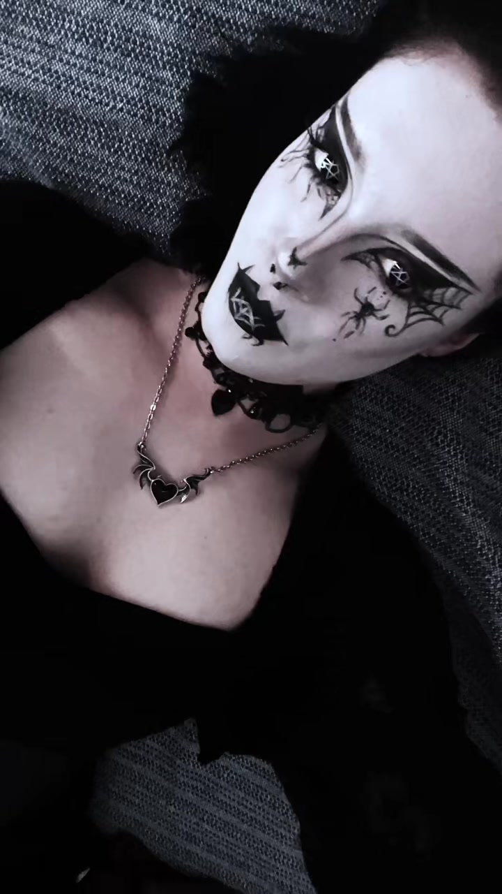 @Klara🧟♀️