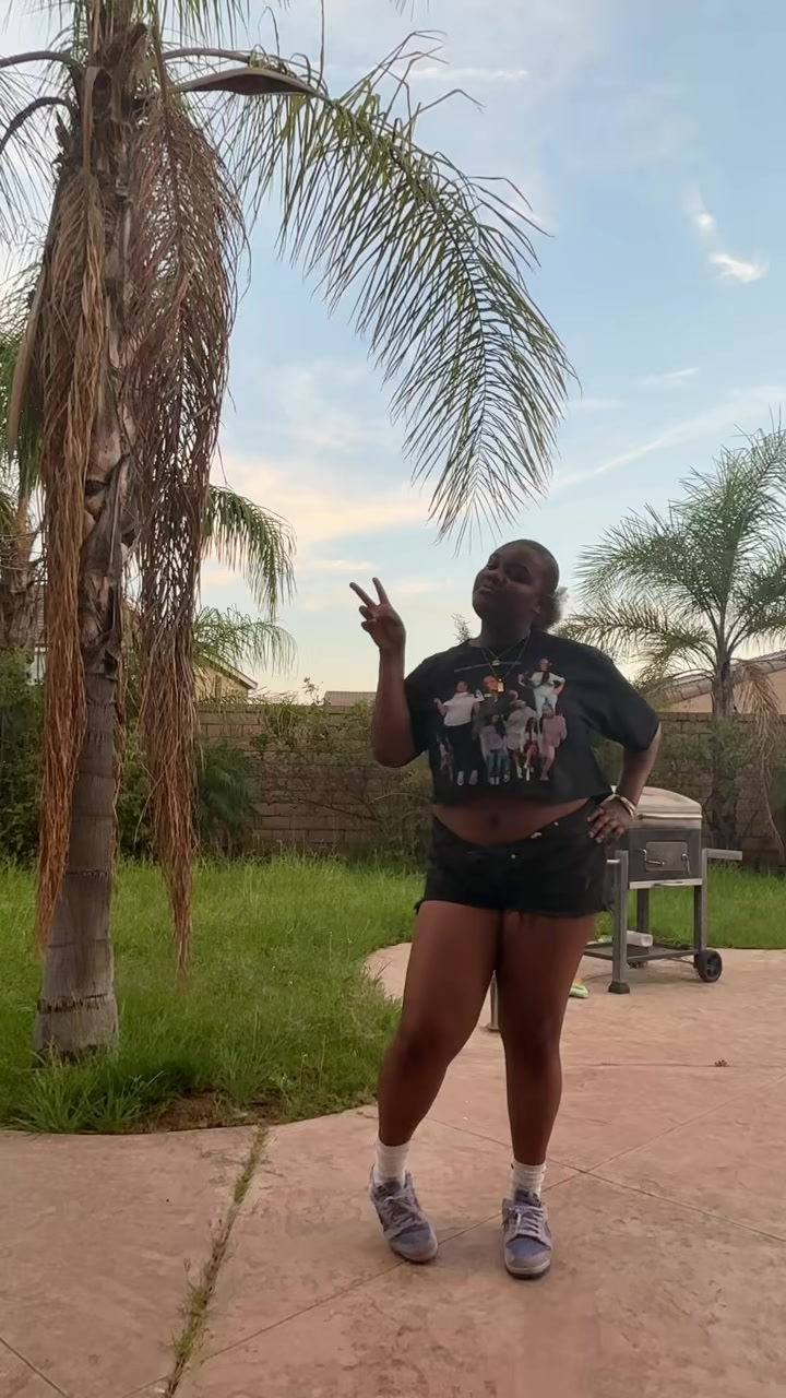 @👩🏾&zwj;🎤🐐