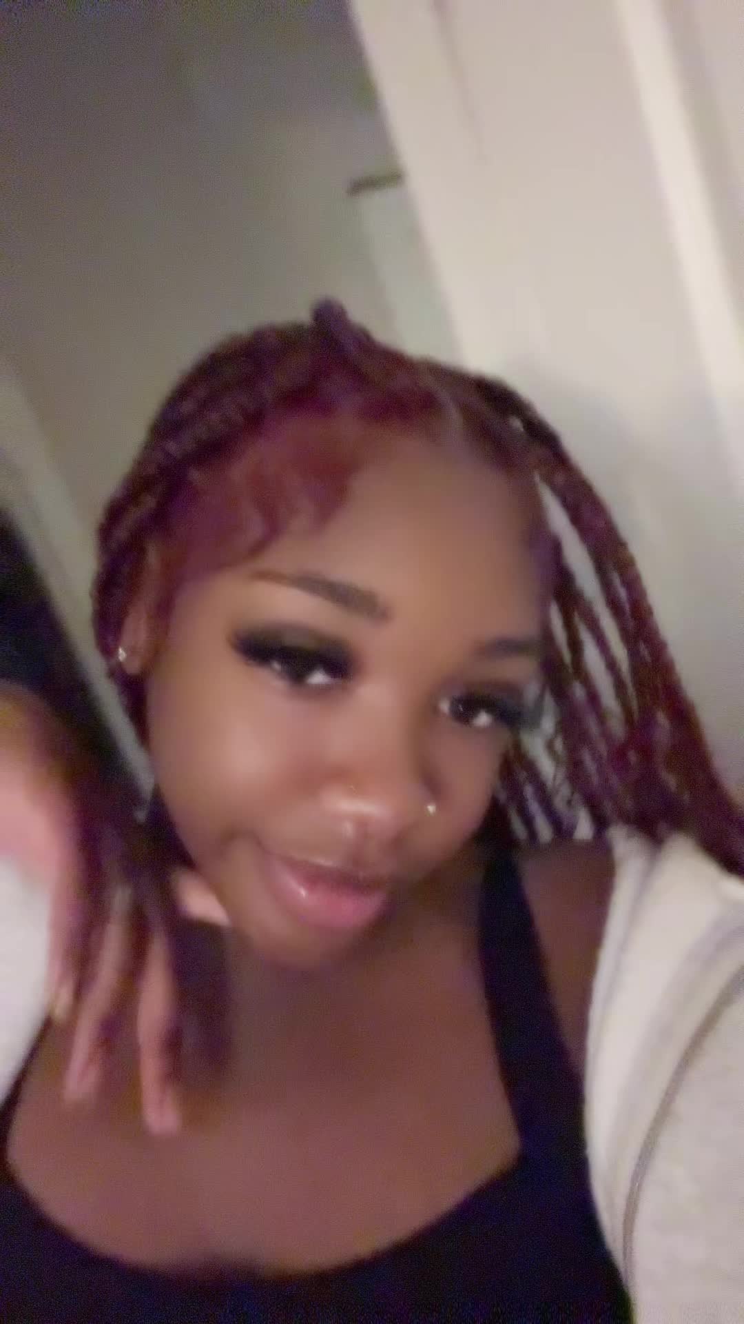 @moramarie.