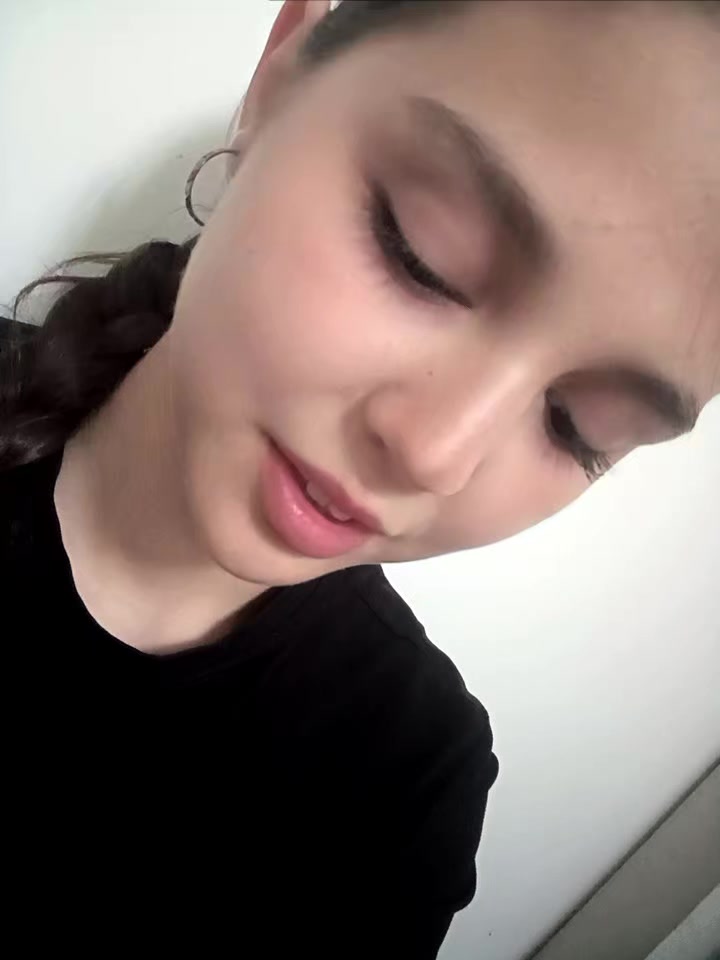 @)