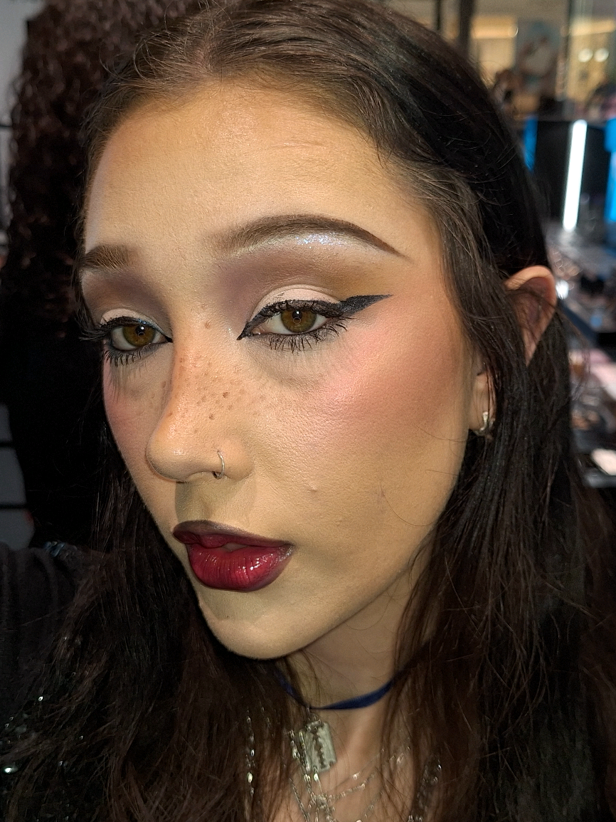 @makeupbyella