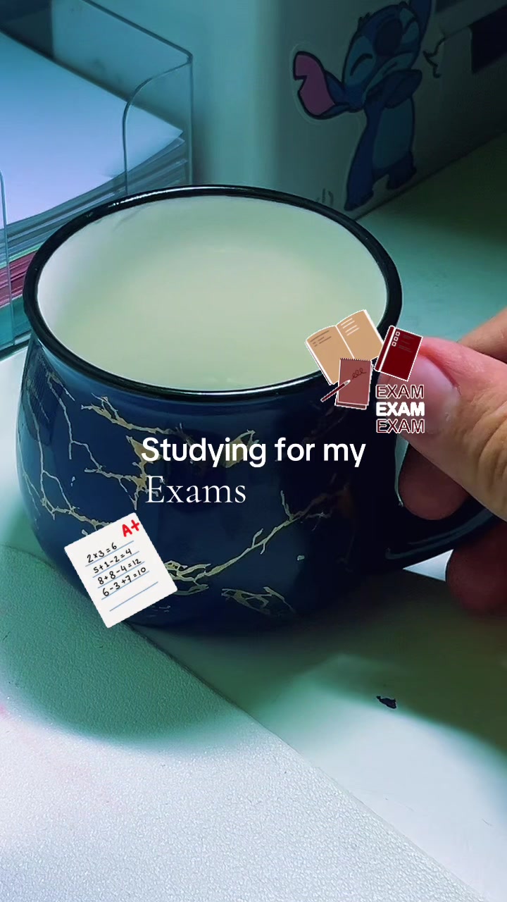 @•~_,.Luna is studying(•~•)
