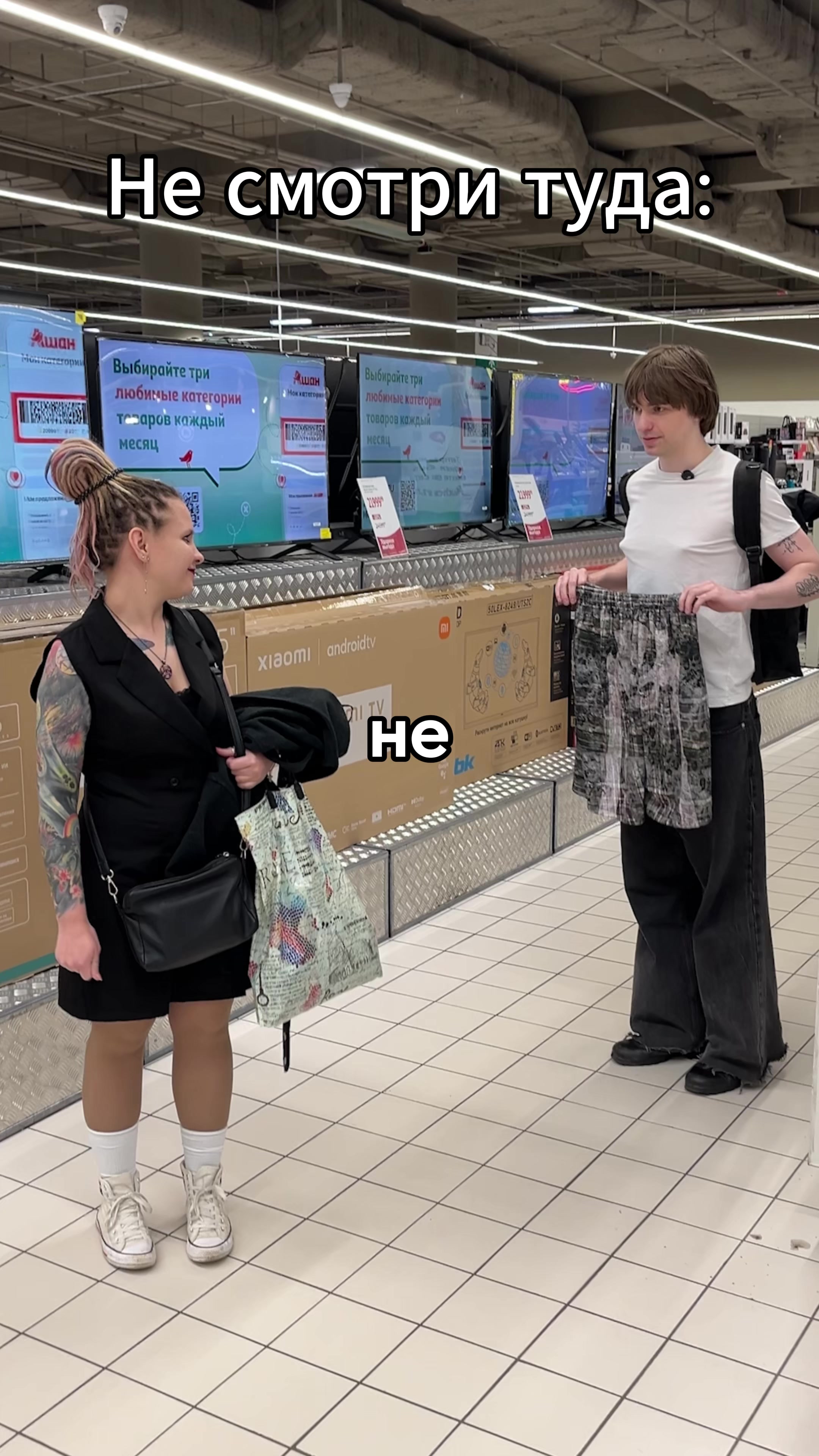 @HELLAWWIDE