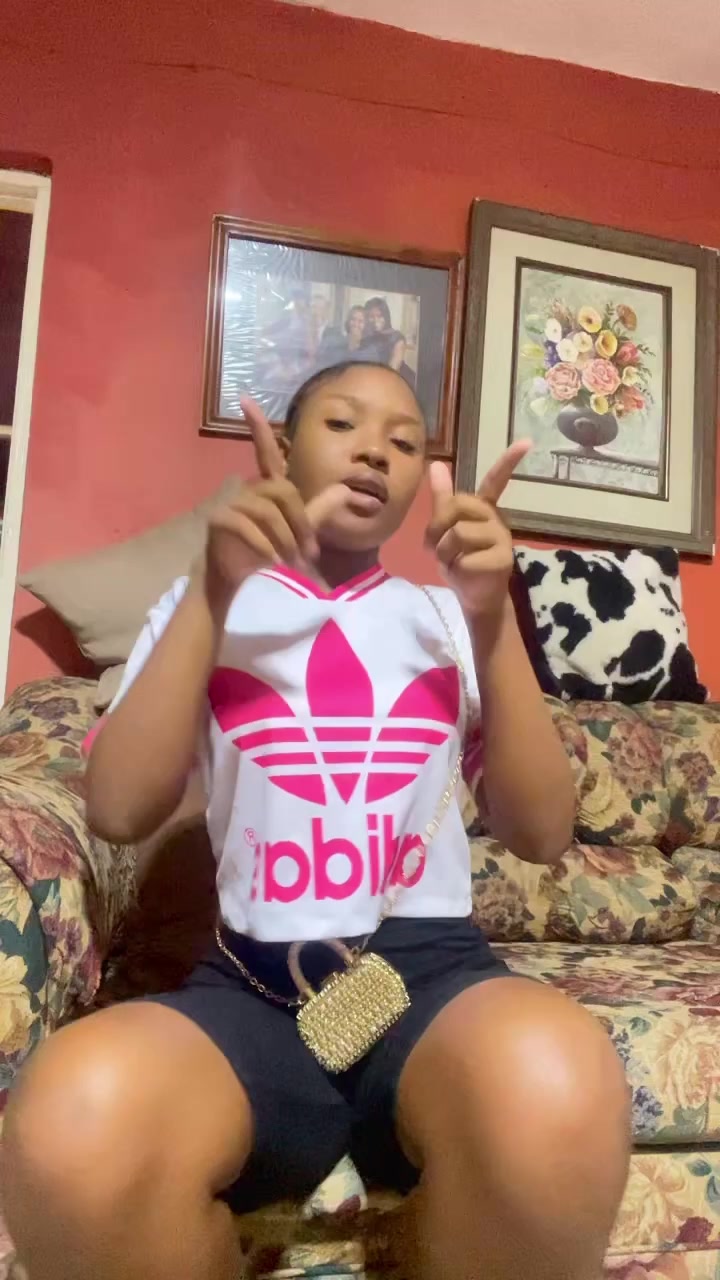 @niaabaee__