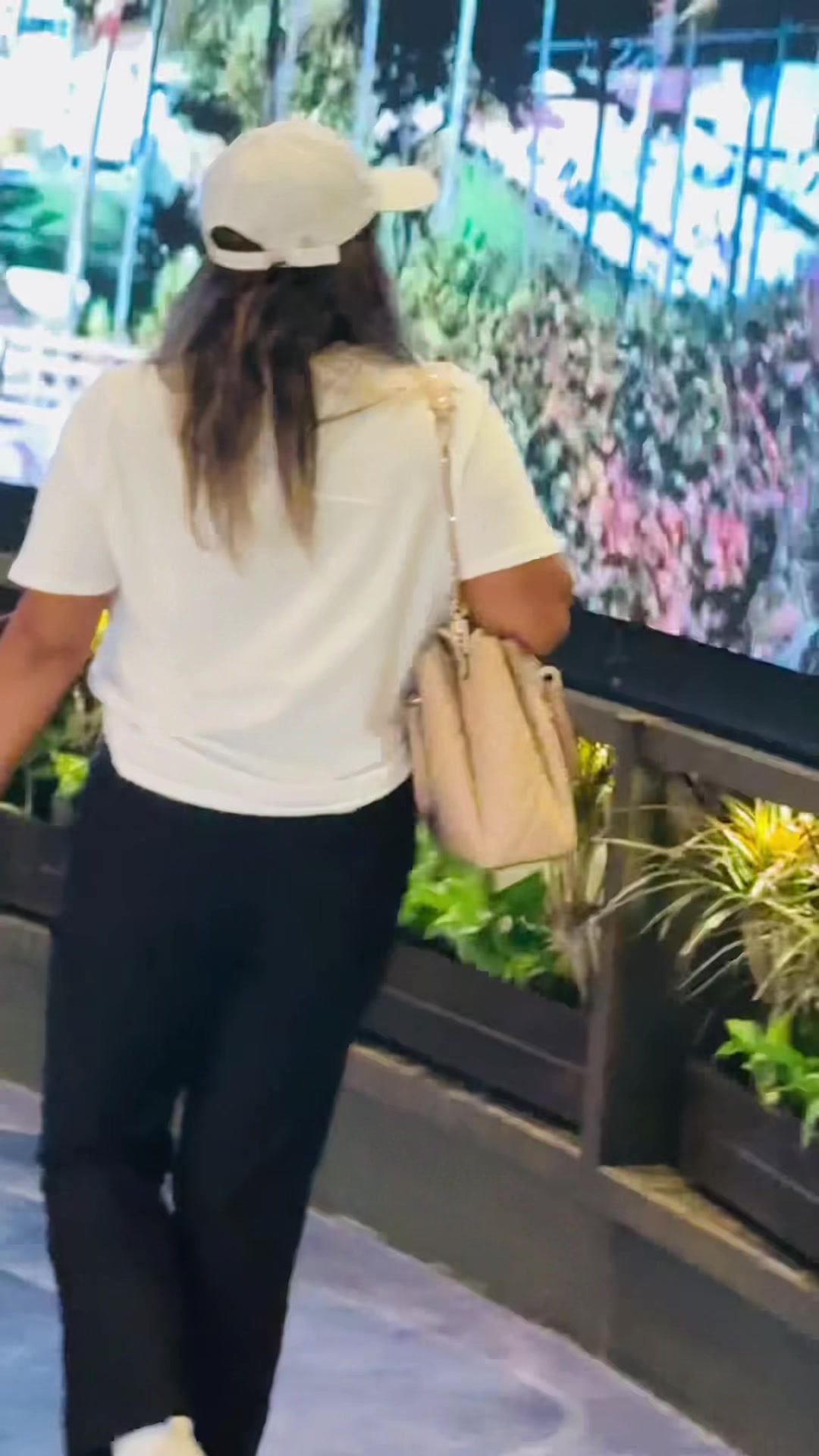 @Dona_