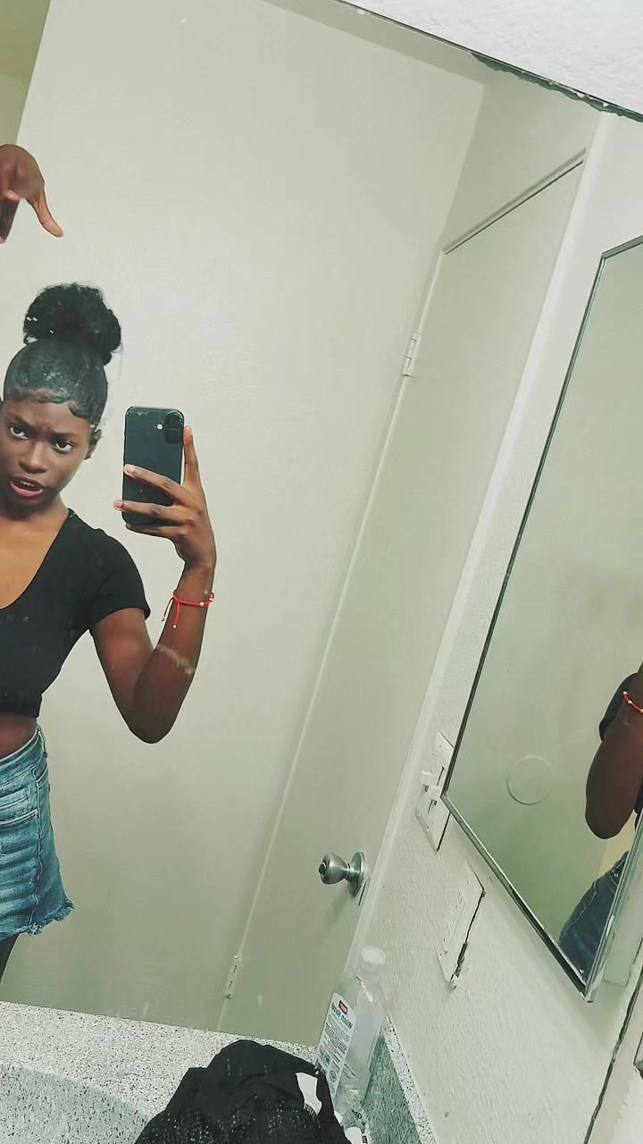 @laroyana