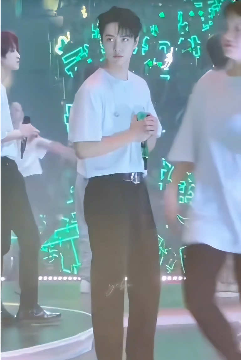 @𝑭𝒆𝒓𝒏❤︎︎王一博•𝒀𝑰𝑩𝑶 𝟖𝟓💚