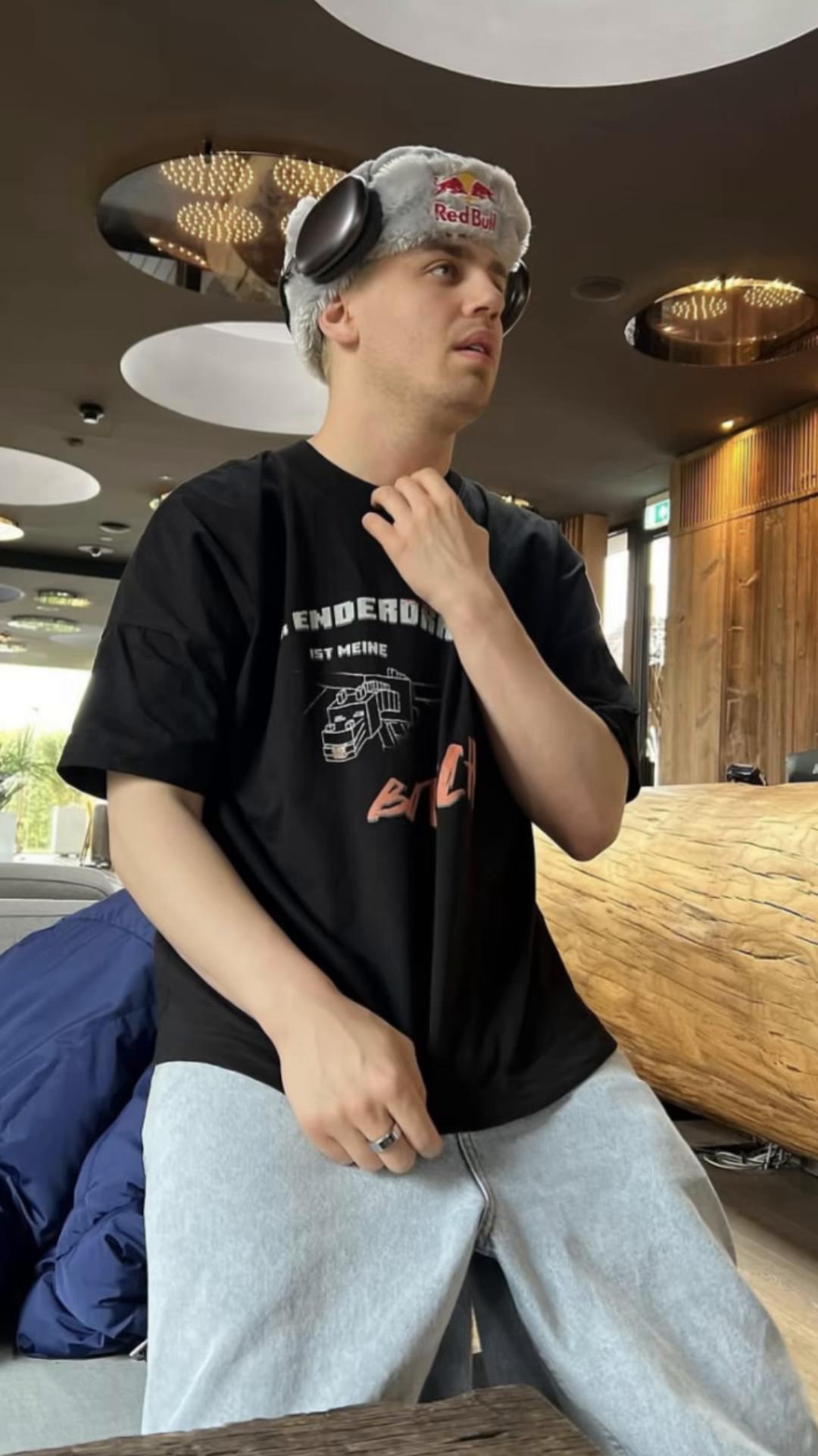 @^-^