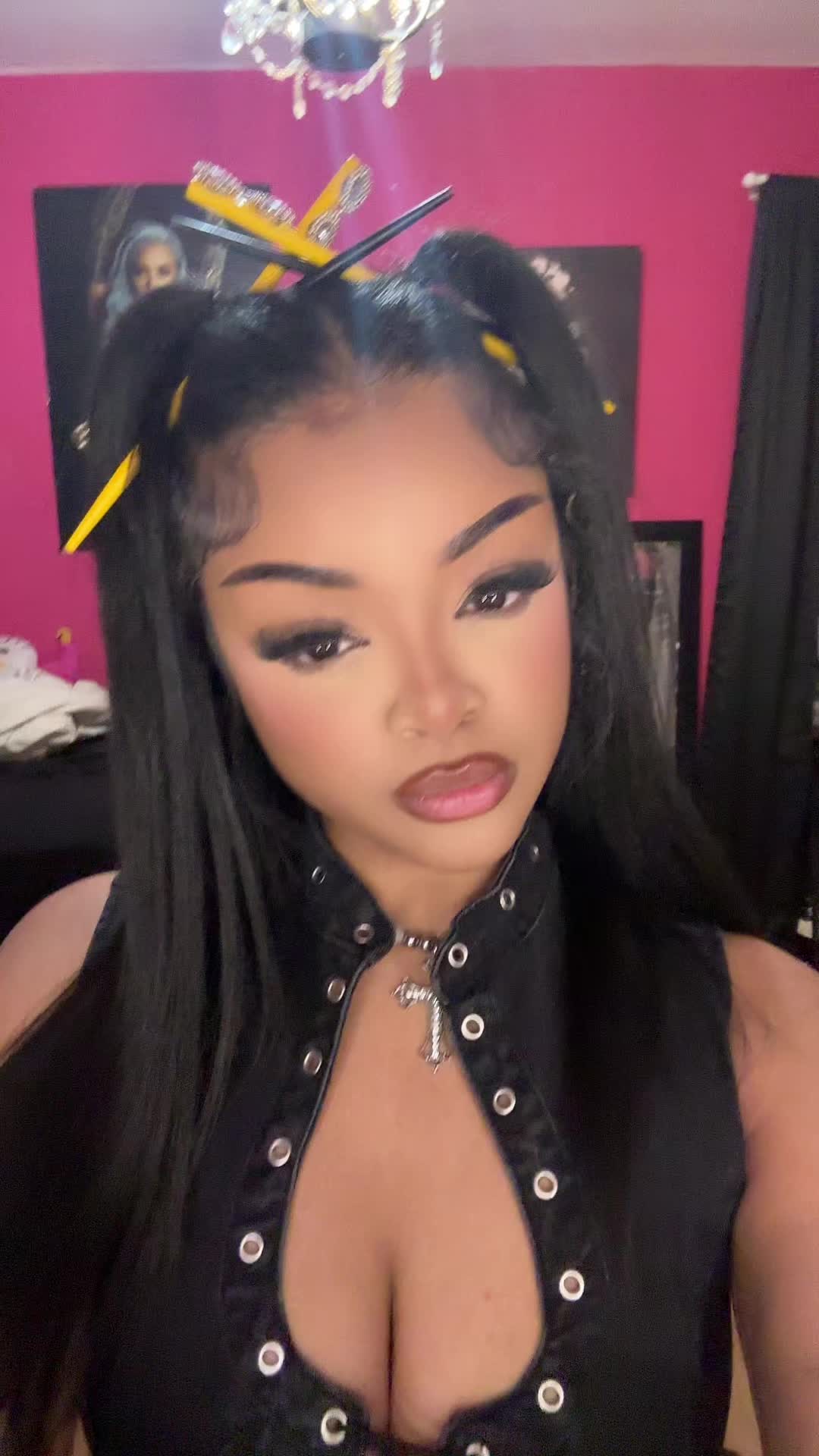 @[ AMIA VEL&Eacute;Z ]