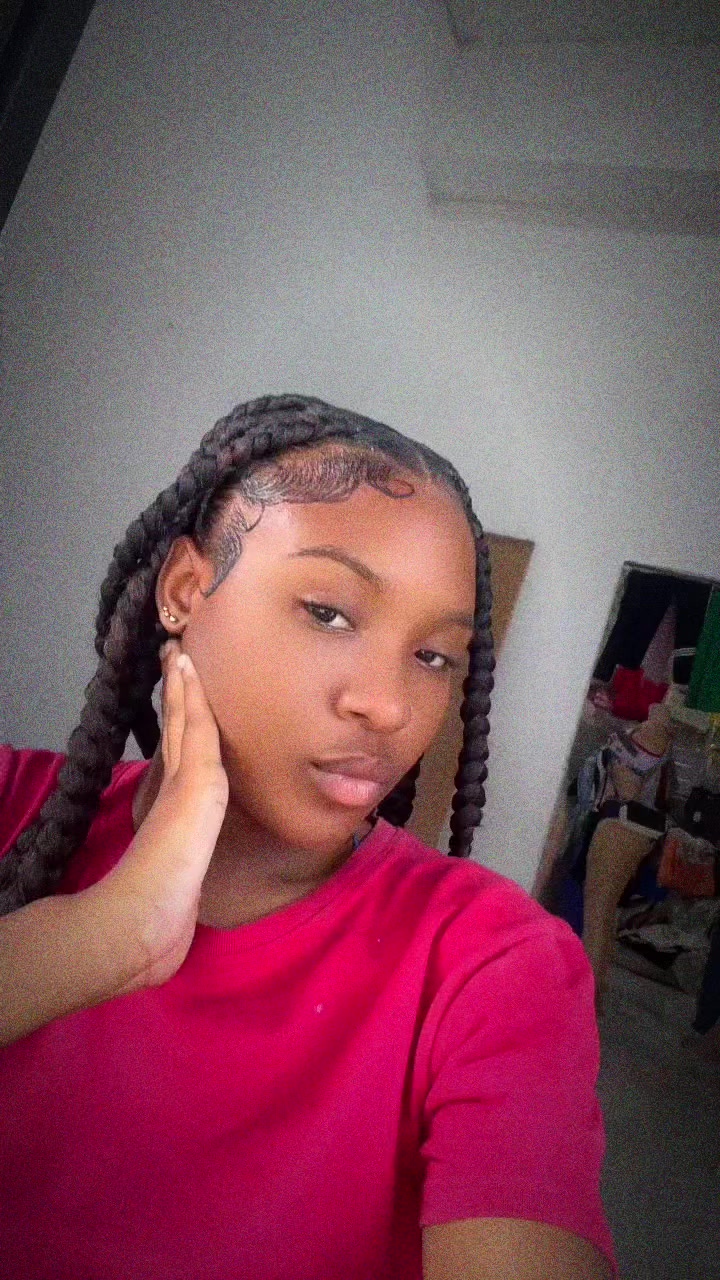 @niaabaee__