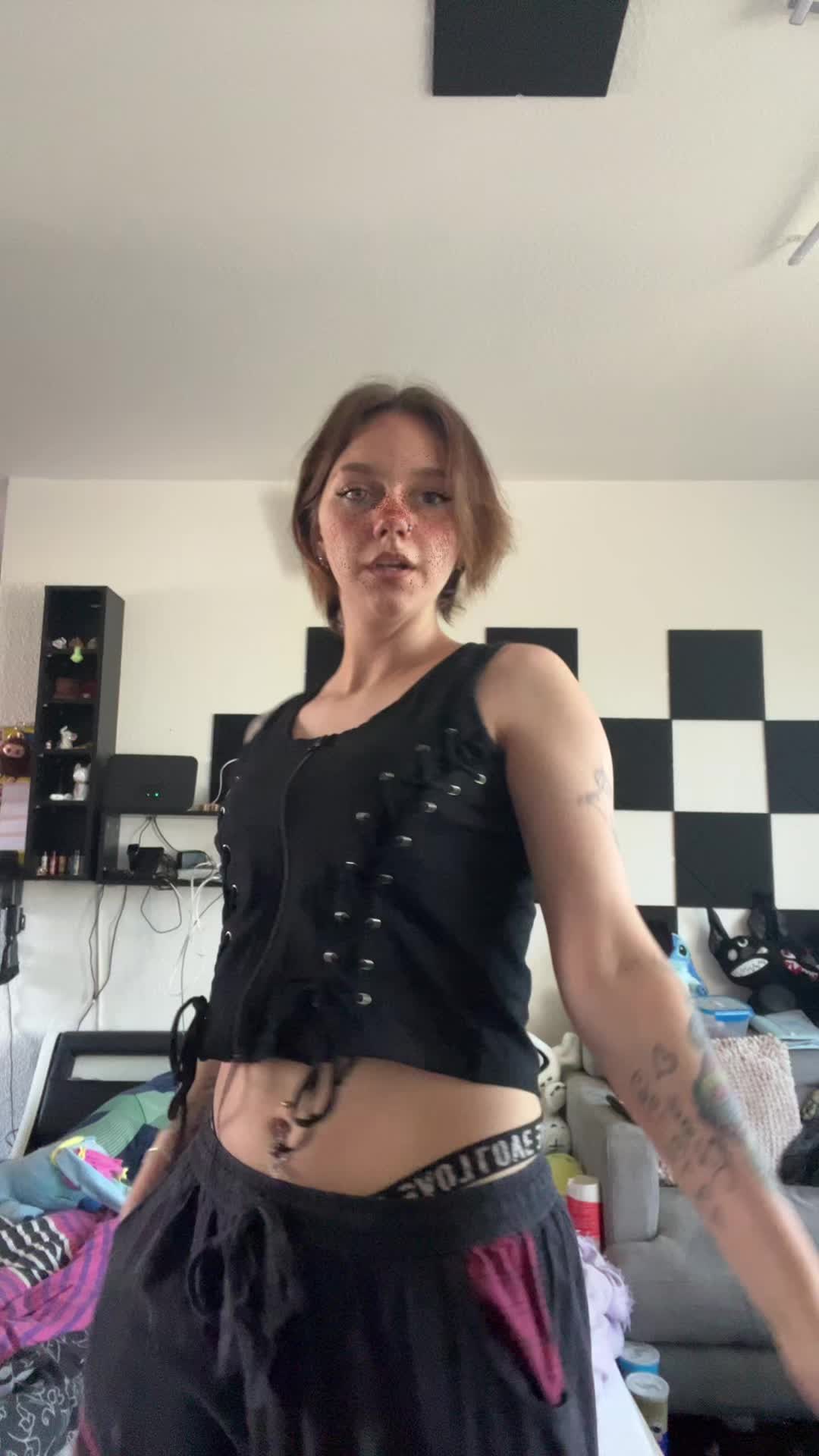 @Anschii_Queen
