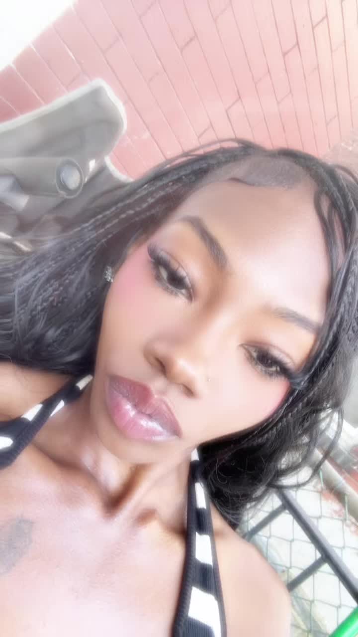 @not who u think