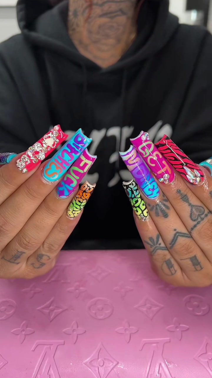 @MiMi 🎨🦋👑🦄