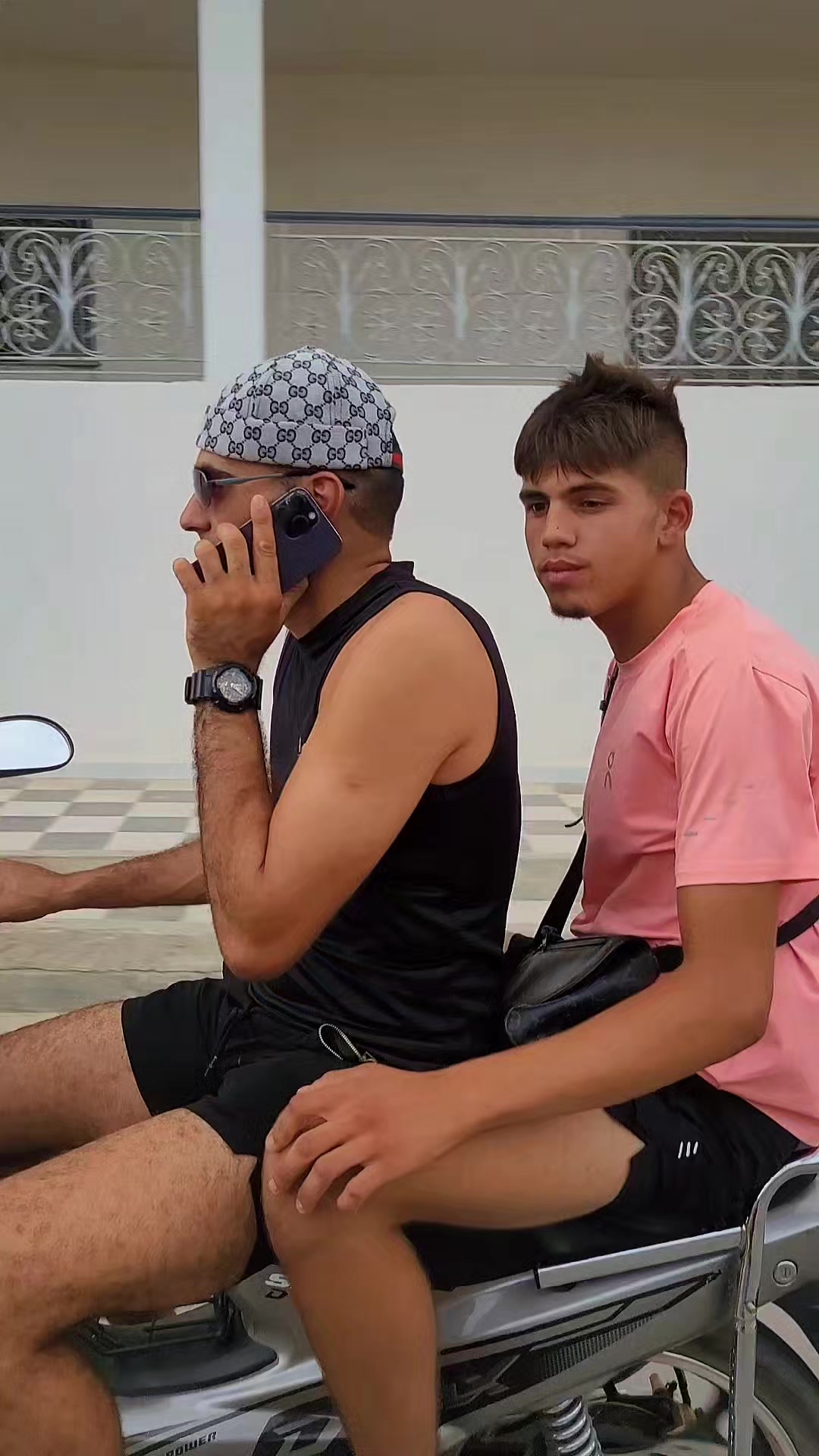 @الخال أو ولد أختوا