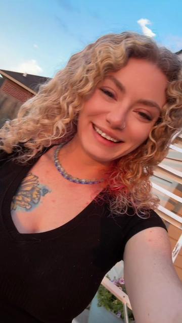 @curliefries_