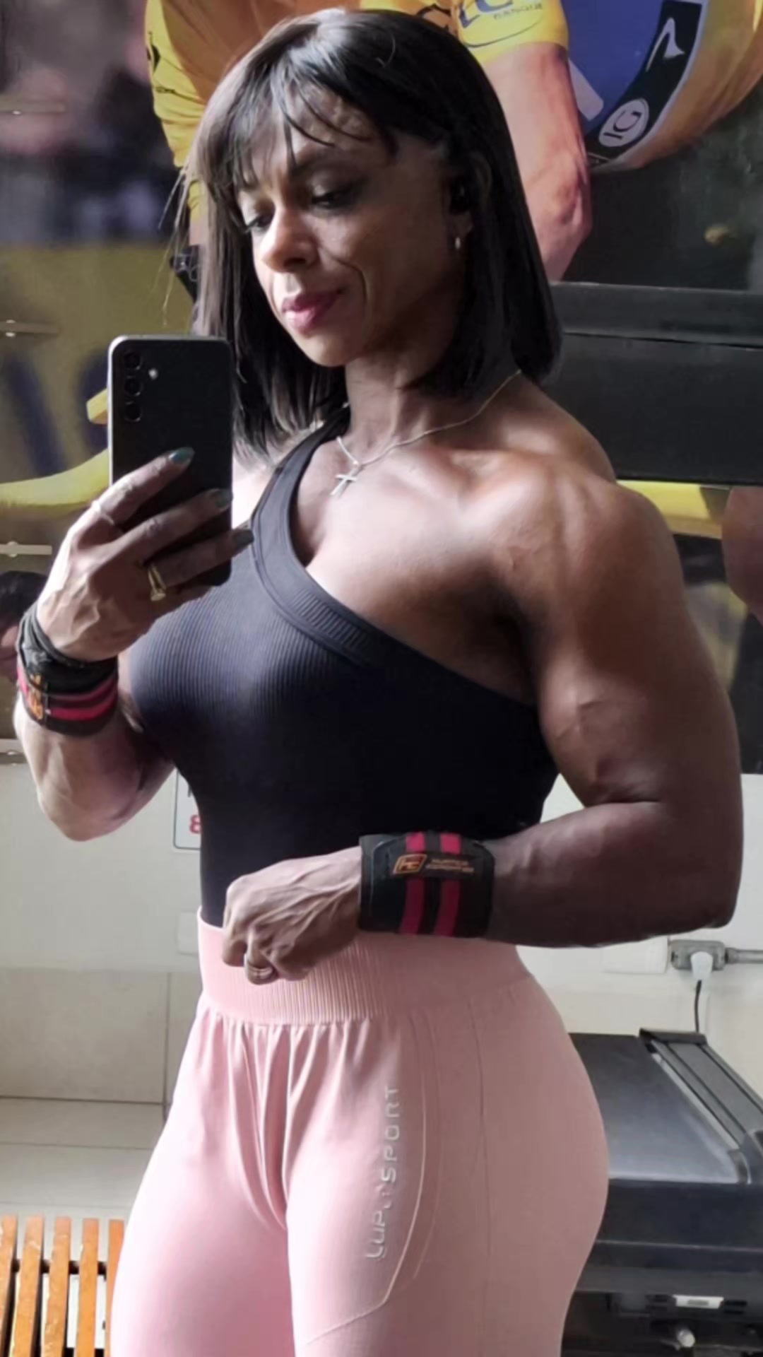 @Sarah_queenofmuscles👑