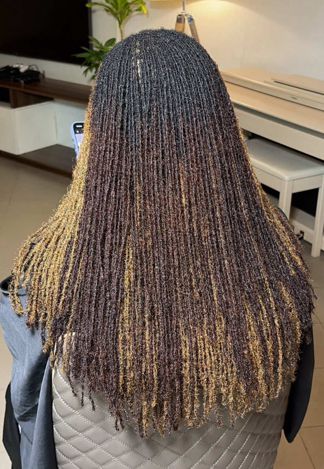 @FEMALE BARBER/LOCTICIAN IN LAG