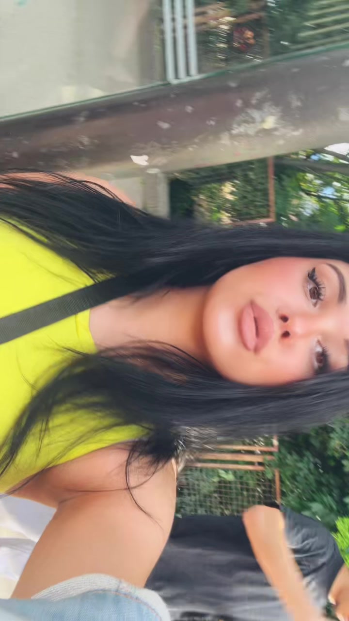 @neeveenica