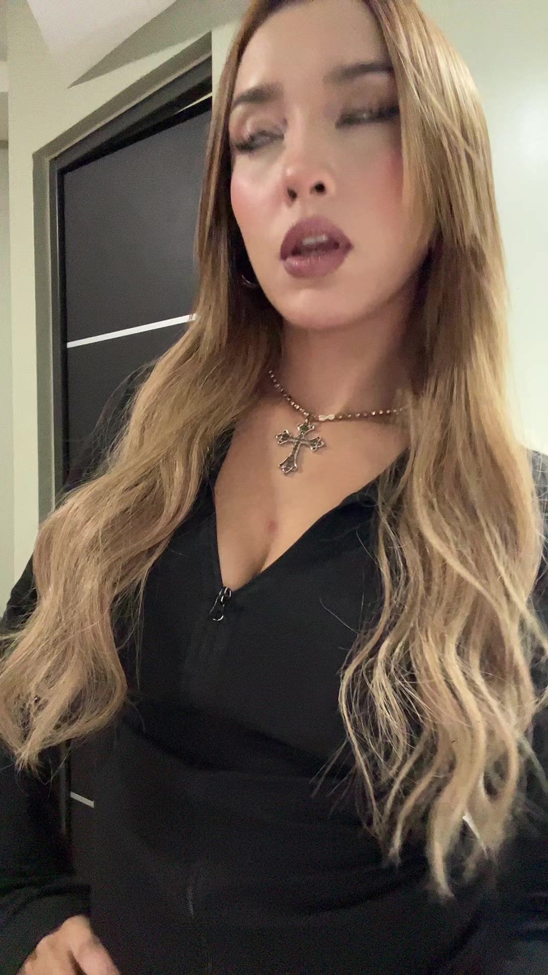 @thequeenisabell