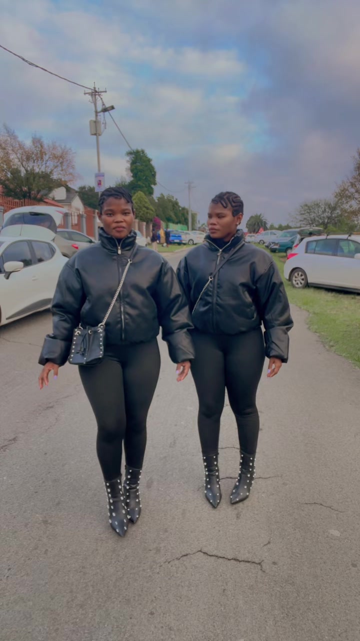 @Virginia & Viggy 👯&zwj;♀️lip