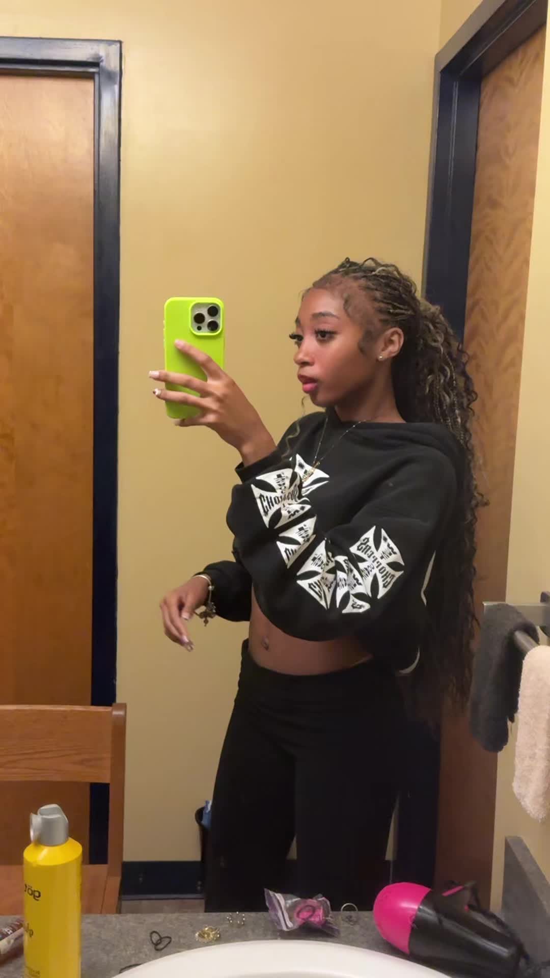 @sexypetitebaddie