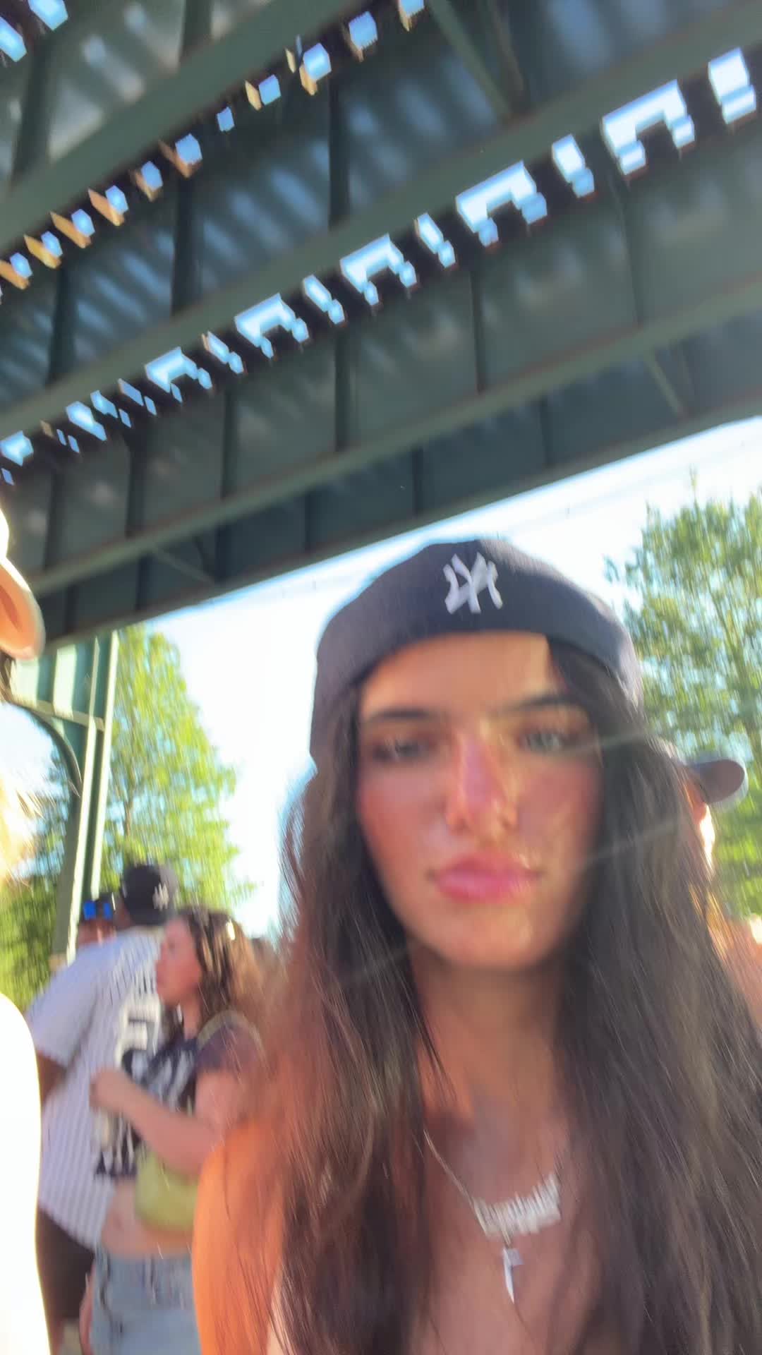 @VIVIANA