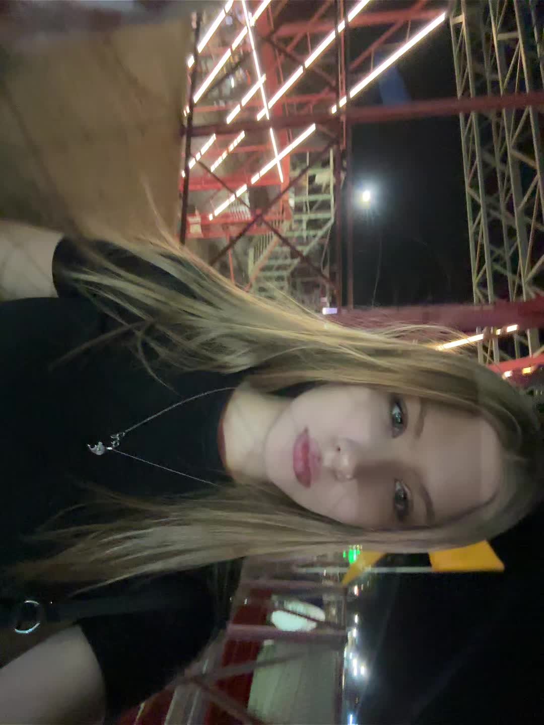 @<4