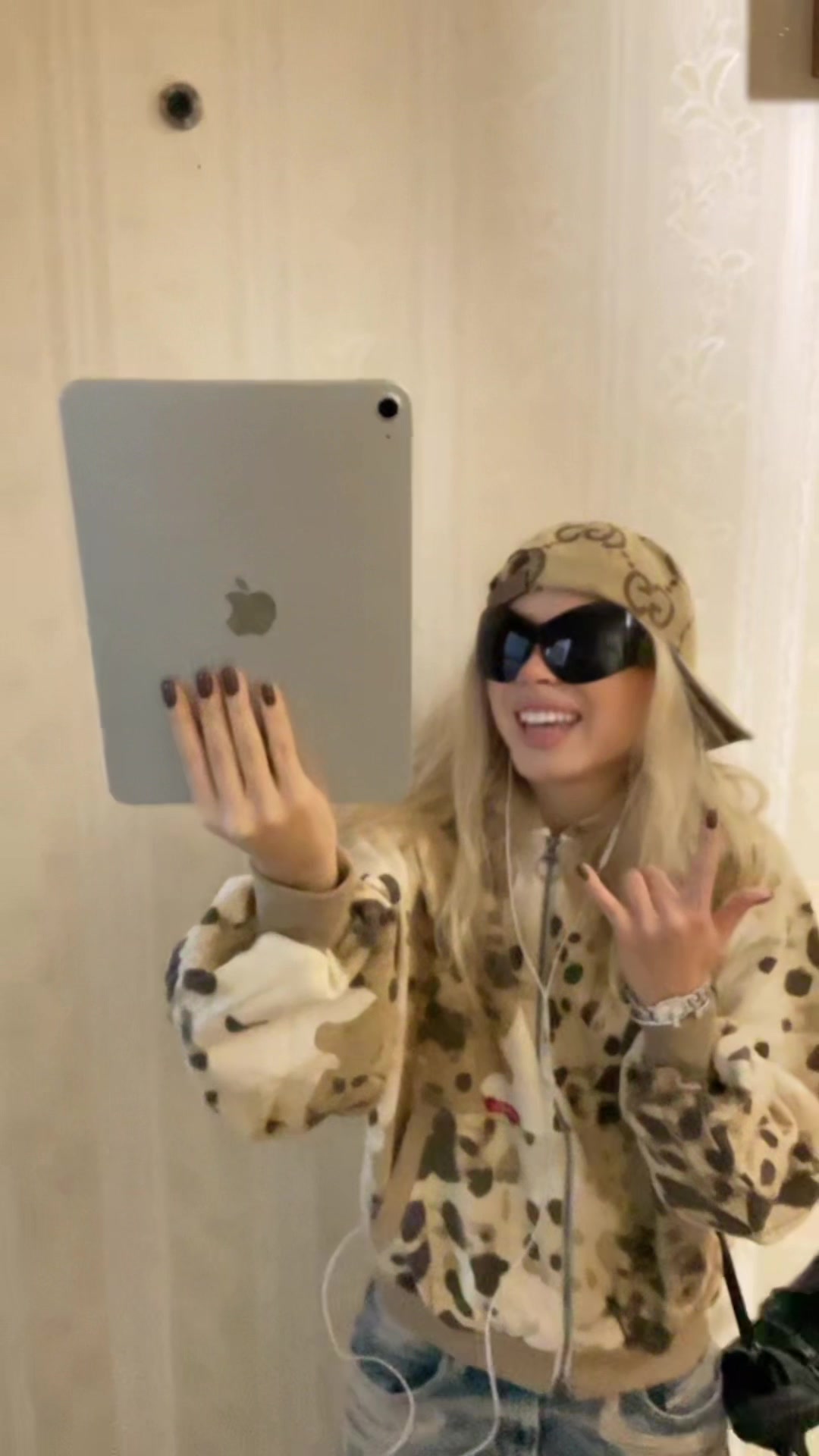 @lizzitak