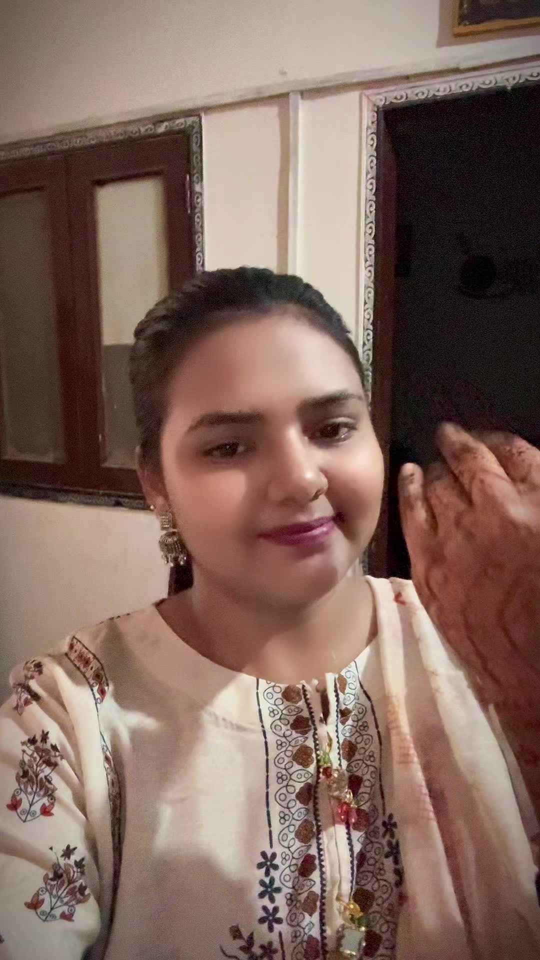 @Erum&ensp;Ayaz live