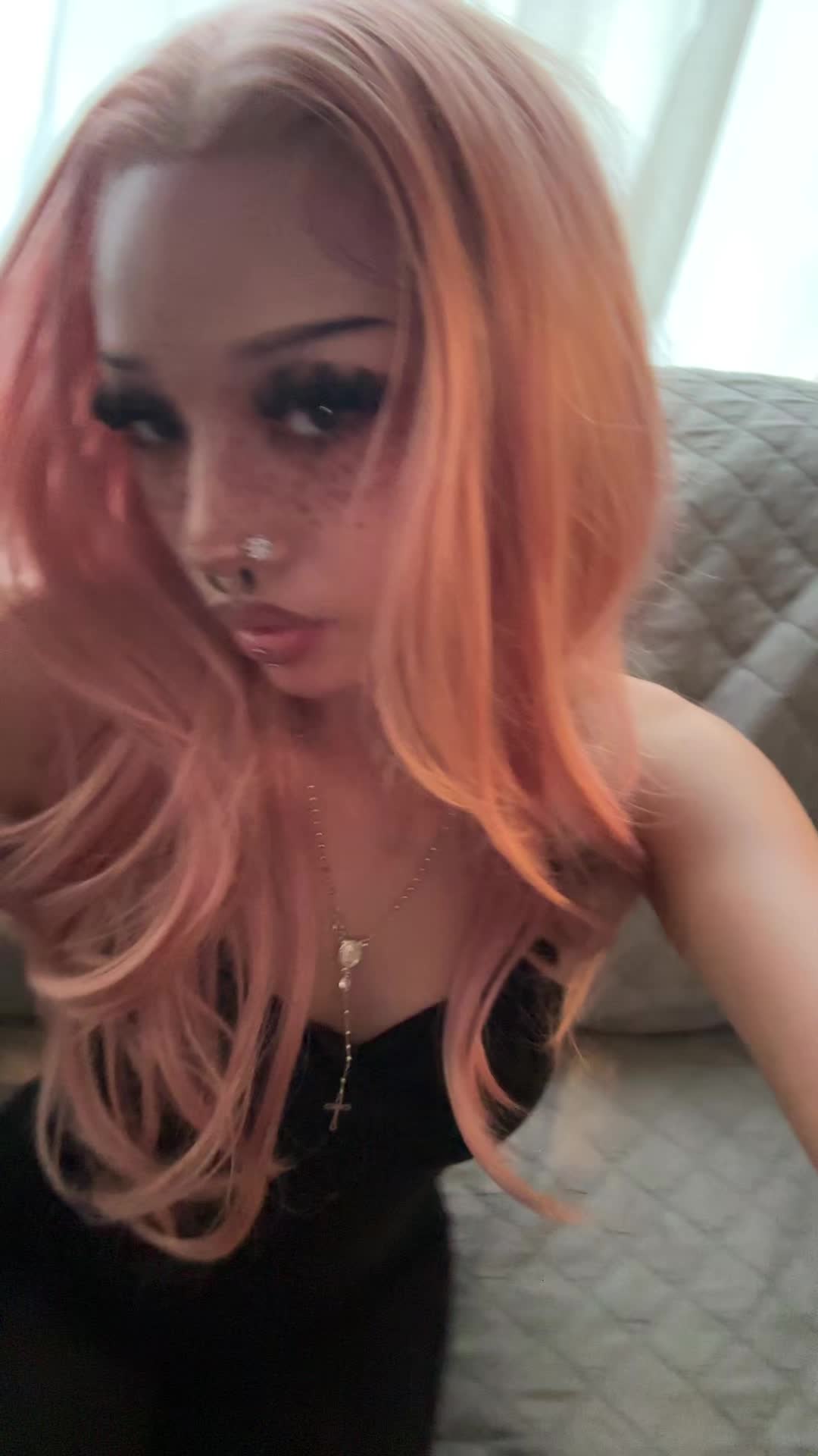@>⩊<