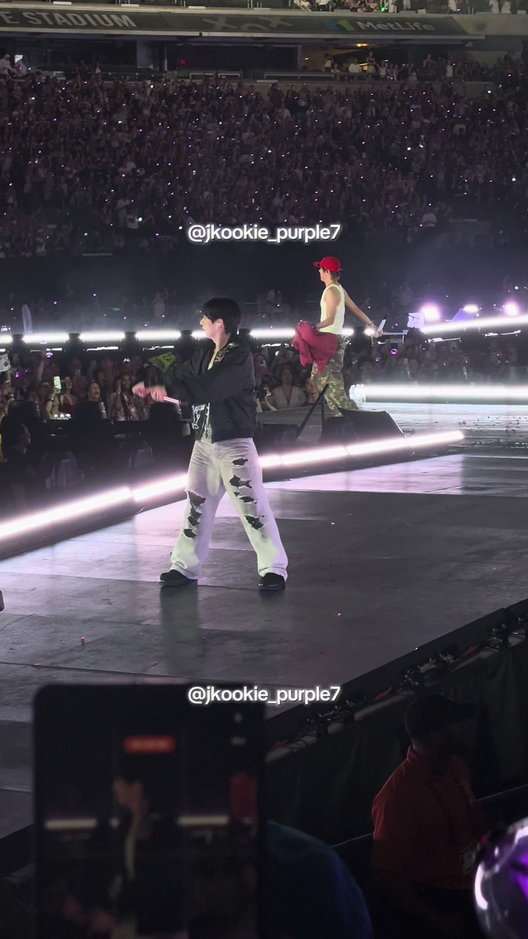 @moonchild⁷ i hi5 Jin😭💜